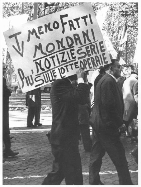 Manifestazione nazionale dei lavoratori metalmeccanici per il contratto di lavoro - Corteo - Particolare - Uomo con cartello "TV meno fatti mondani più notizie serie sulle lotte operaie"