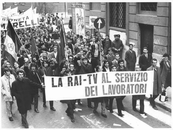 Manifestazione nazionale dei lavoratori metalmeccanici per il contratto di lavoro - Corteo - Striscione "La RAI - TV al servizio dei lavoratori" - Manifestanti salutano con pugno chiuso - Bandiere - Striscioni