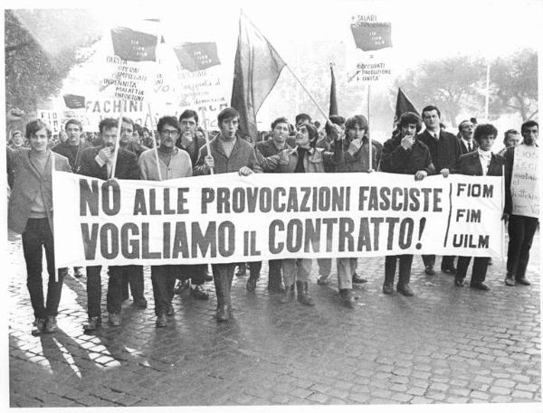 Manifestazione nazionale dei lavoratori metalmeccanici per il contratto di lavoro - Corteo - Striscione Fiom, Fim, Uilm - Giovani - Bandiere