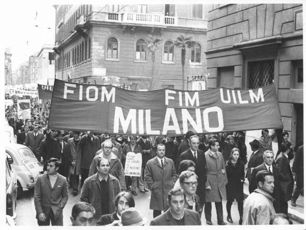 Manifestazione nazionale dei lavoratori metalmeccanici per il contratto di lavoro - Testa del corteo con i dirigenti sindacali, tra i quali Annio Breschi, Saverio Nigretti - Striscioni - Cartelli