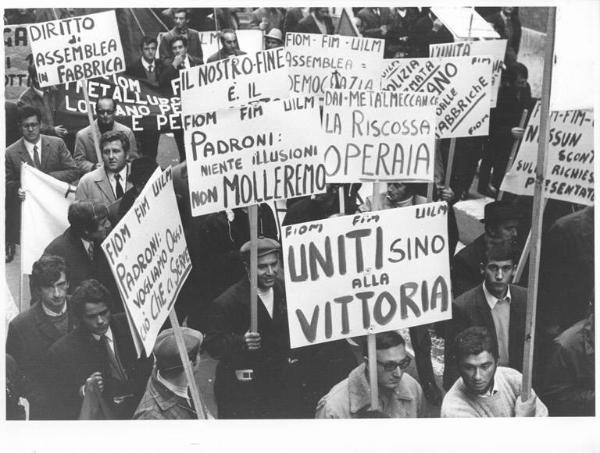 Manifestazione nazionale dei lavoratori metalmeccanici per il contratto di lavoro - Corteo - Cartelli di rivendicazione e di lotta