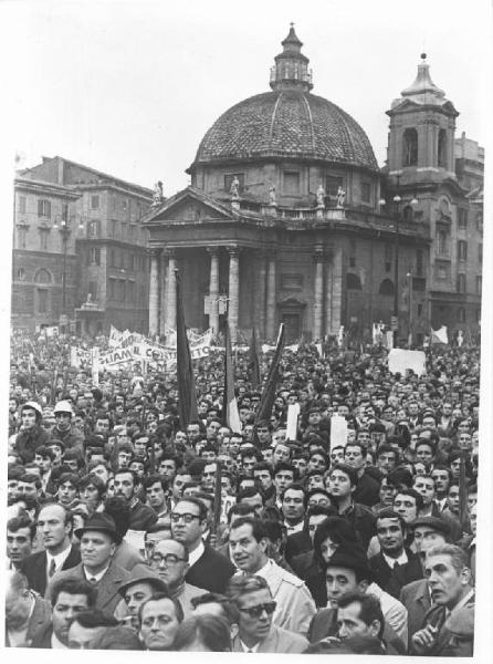 Manifestazione nazionale dei lavoratori metalmeccanici per il contratto di lavoro - Piazza del Popolo - Comizio - Folla di lavoratori - Striscioni - Bandiere - Chiesa