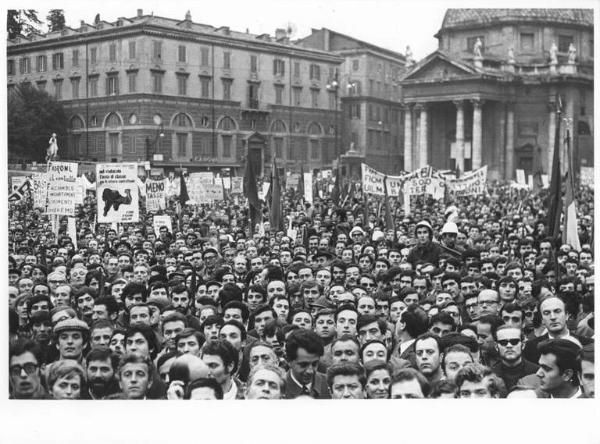 Manifestazione nazionale dei lavoratori metalmeccanici per il contratto di lavoro - Piazza del Popolo - Comizio - Folla di lavoratori - Striscioni - Cartelli di protesta e di lotta - Bandiere - Chiesa