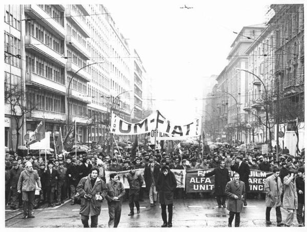 Manifestazione silenziosa dei lavoratori metalmeccanici per il contratto di lavoro e contro l'arresto di 4 lavoratori - Corteo sotto la pioggia - Operai - Striscioni - Bandiere Fim, Fiom, Uilm