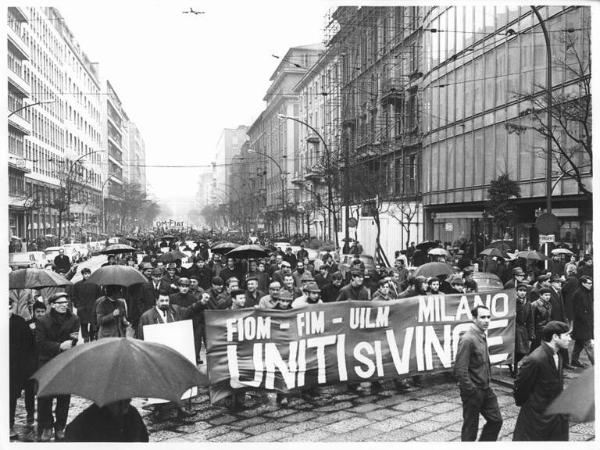 Manifestazione silenziosa dei lavoratori metalmeccanici per il contratto di lavoro e contro l'arresto di 4 lavoratori - Corteo sotto la pioggia - Operai - Striscione Fiom, Fim, Uilm