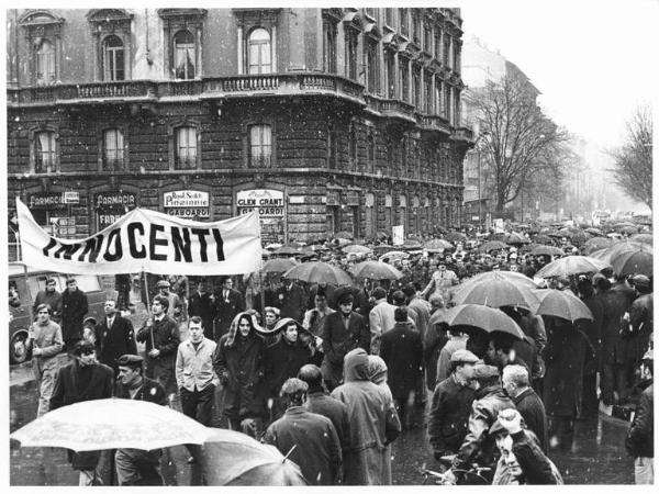 Manifestazione silenziosa dei lavoratori metalmeccanici per il contratto di lavoro e contro l'arresto di 4 lavoratori - Corteo sotto la neve - Spezzone lavoratori dell'Innocenti - Striscione