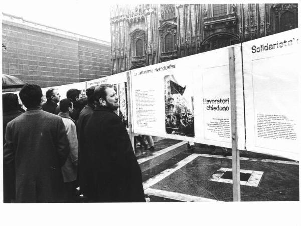 Manifestazione silenziosa dei lavoratori metalmeccanici per il contratto di lavoro e contro l'arresto di 4 lavoratori - Piazza del Duomo - Mostra sulle lotte dei lavoratori