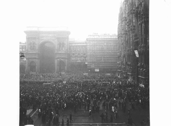 Strage alla Banca Nazionale dell'Agricoltura di Piazza Fontana - Piazza del Duomo - Funerali delle vittime - Folla di persone