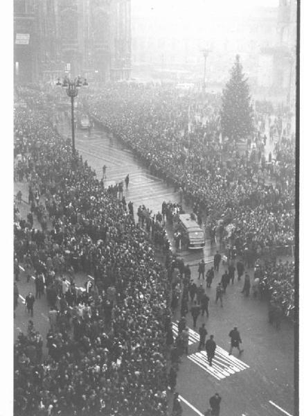 Strage alla Banca Nazionale dell'Agricoltura di Piazza Fontana - Piazza del Duomo - Funerali delle vittime - Carro funebre - Folla di persone