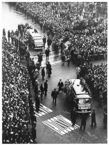 Strage alla Banca Nazionale dell'Agricoltura di Piazza Fontana - Piazza del Duomo - Funerali delle vittime - Carri funebri - Folla di persone