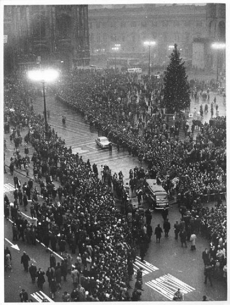 Strage alla Banca Nazionale dell'Agricoltura di Piazza Fontana - Piazza del Duomo - Funerali delle vittime - Carro funebre - Folla di persone