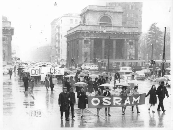 Sciopero dei lavoratori della Osram - Corteo sotto la pioggia in corso Venezia - Casello daziario di Porta Venezia - Striscioni