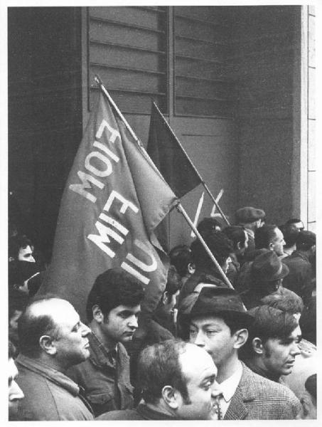 Sciopero dei lavoratori della Siry Chamon contro i licenziamenti - Presidio davanti alla fabbrica - Operai con bandiera Fiom, Fim, Uilm