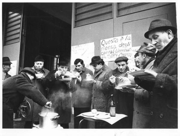 Sciopero dei lavoratori della Siry Chamon contro i licenziamenti - Mensa degli operai licenziati davanti alla fabbrica - Operai consumano il pranzo - Cartelli di protesta