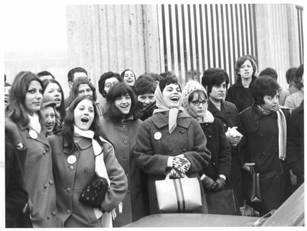 Sciopero delle lavoratrici della Mivar - Picchetto davanti ai cancelli della fabbrica - Lavoratrici bloccano un auto