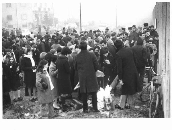 Sciopero dei lavoratori della Mivar - Picchetto davanti ai cancelli della fabbrica - Lavoratori intorno al fuoco - Donne - Schieramento delle forze del'ordine