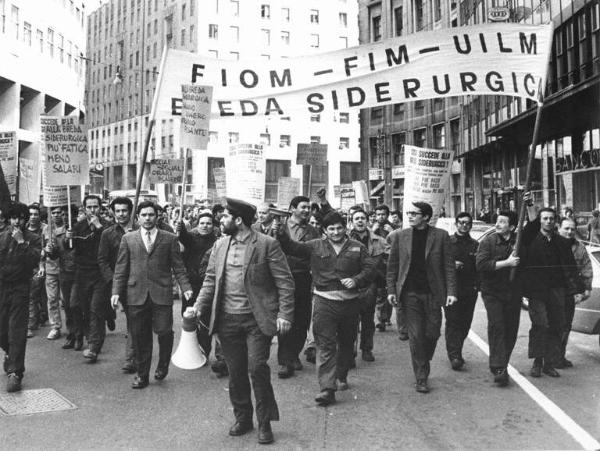 Sciopero dei lavoratori della Breda Siderurgica - Corteo in corso Europa - Operai con tuta da lavoro - Striscione - Cartelli di protesta