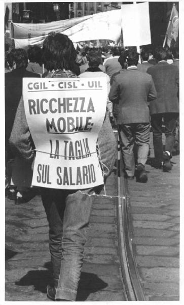 Sciopero generale per le riforme (casa, fisco, prezzi, sanità) - Corteo dei lavoratori - Primo piano di lavoratore con cartello di protesta