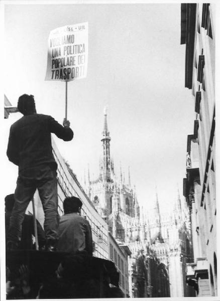 Sciopero generale per le riforme (casa, fisco, prezzi, sanità) - Corteo dei lavoratori in corso Vittorio Emanuele II - Operaio sul tetto di un camion con cartello di protesta - Scorcio del Duomo