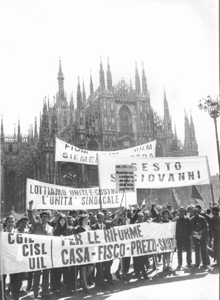 Sciopero generale per le riforme (casa, fisco, prezzi, sanità) - Corteo dei lavoratori in piazza del Duomo - Striscioni - Cartelli di protesta - Bandiera - Il Duomo