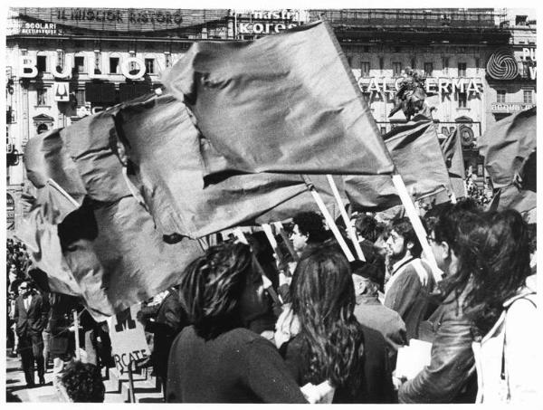 Sciopero generale per le riforme (casa, fisco, prezzi, sanità) - Lavoratori in piazza del Duomo - Bandiere - Monumento a Vittorio Emanuele II - Pubblicità sulle facciate dei palazzi