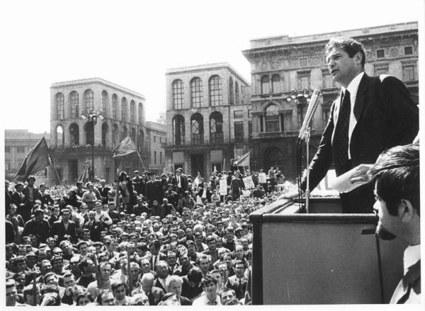 Sciopero generale per le riforme (casa, fisco, prezzi, sanità) - Piazza del Duomo - Comizio - Palco - Luciano Lama al microfono - Folla di manifestanti - Cartelli di protesta - Bandiere