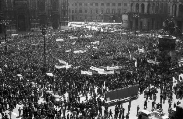 Sciopero generale per le riforme (casa, fisco, prezzi, sanità) - Piazza del Duomo - Comizio - Striscioni - Cartelli di protesta