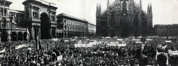 Sciopero generale per le riforme (casa, fisco, prezzi, sanità) - Piazza del Duomo - Comizio - Panoramica sulla piazza - Folla di manifestanti - Striscioni - Bandiere - Il Duomo