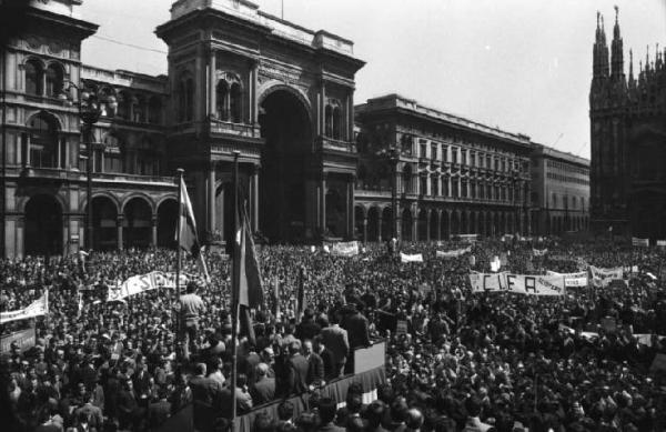 Sciopero generale per le riforme (casa, fisco, prezzi, sanità) - Piazza del Duomo - Comizio - Palco con oratori - Folla di manifestanti - Striscioni - Bandiere - Ingresso della Galleria Vittorio Emanuele II