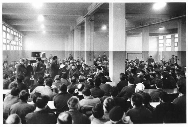 Ercole Marelli - Interno della fabbrica - Assemblea dei lavoratori - Panoramica sulla sala - Operai con tuta da lavoro