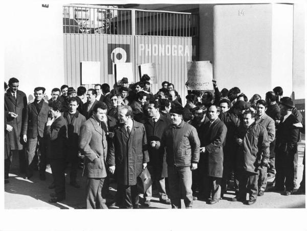 Sciopero dei lavoratori della Phonogram - Presidio davanti all'ingresso della fabbrica - Cartelli di protesta - Insegna Phonogram