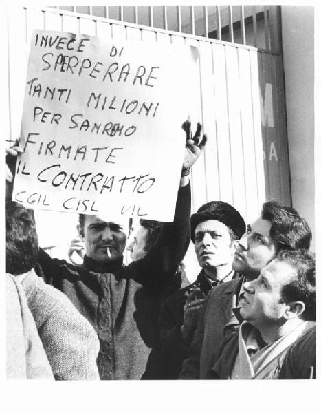 Sciopero dei lavoratori della Phonogram - Presidio davanti all'ingresso della fabbrica - Operaio mostra cartello di protesta