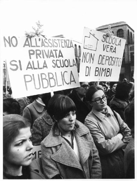 Manifestazione 8 marzo per la giornata internazionale della donna - Piazza del Duomo - Comizio - Donne con cartelli di rivendicazioni