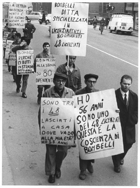 Sciopero dei lavoratori della Bombelli contro i licenziamenti - Corteo in corso Venezia - Operai con tuta da lavoro - Cartelli di protesta