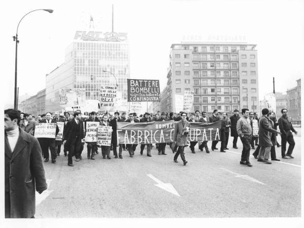 Sciopero in solidarietà con i lavoratori della Bombelli - Corteo in piazzale Loreto - Striscione - Cartelli di protesta