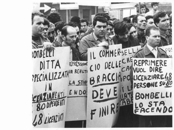 Sciopero in solidarietà con i lavoratori della Bombelli - Lavoratori con cartelli di protesta