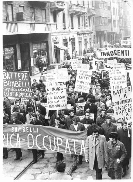 Sciopero in solidarietà con i lavoratori della Bombelli - Corteo - Operai con tuta da lavoro - Striscioni - Cartelli di protesta