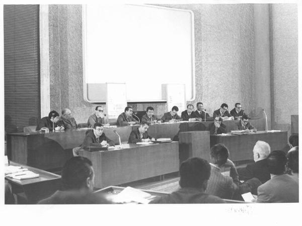 Sala del Comune di Sesto San Giovanni - Interno - Convegno della Falck sull'ambiente di lavoro - Tavolo della presidenza, tra i presenti Antonio Pizzinato, Walter Alini