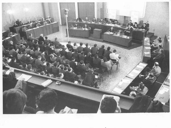 Sala del Comune di Sesto San Giovanni - Interno - Convegno della Falck sull'ambiente di lavoro - Panoramica sulla sala dall'alto - Tavolo della presidenza e platea