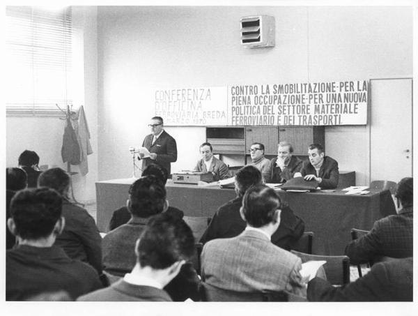 Conferenza d'officina Breda Ferroviaria - Interno - Tavolo della presidenza con, tra i presenti, Antonio Pizzinato - Parola d'ordine