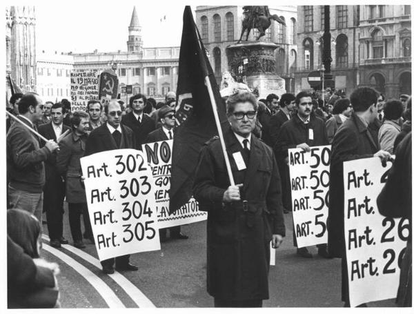 Manifestazione del partito comunista italiano (Pci) e del partito socialista italiano di unità proletaria (Psiup) contro il governo - Corteo in piazza del Duomo - Bandiera Pci - Cartelli di protesta