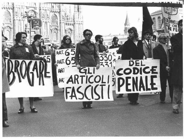 Manifestazione del partito comunista italiano (Pci) e del partito socialista italiano di unità proletaria (Psiup) contro il governo - Corteo in piazza del Duomo - Manifestanti con cartelli di protesta - Bandiera