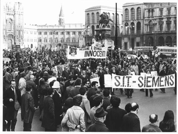 Manifestazione del partito comunista italiano (Pci) e del partito socialista italiano di unità proletaria (Psiup) contro il governo - Corteo in piazza del Duomo - Striscioni - Bandiere - Cartelli di protesta - Monumento a Vittorio Emanuele II