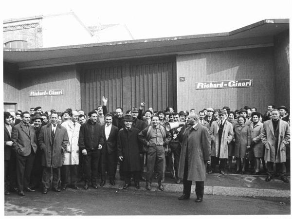 Sciopero dei lavoratori della Richard Ginori - Picchetto davanti alla fabbrica - Uomo con megafono - Insegna Richard Ginori