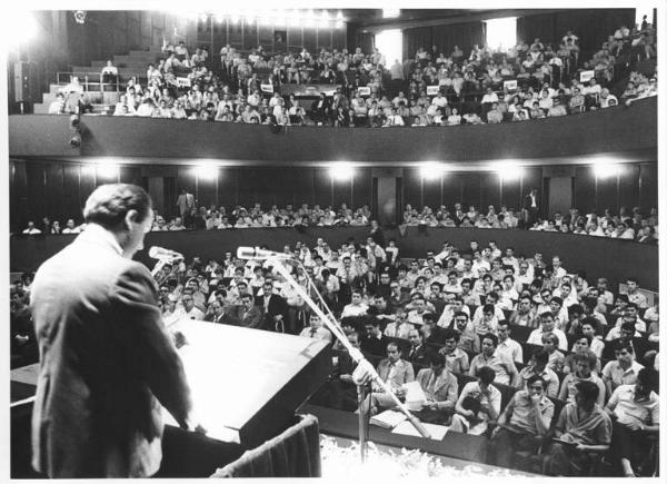 Teatro dell'Arte - Interno - VIII Congresso provinciale Fiom Cgil - Palco - Annio Breschi al microfono - Panoramica sulla platea