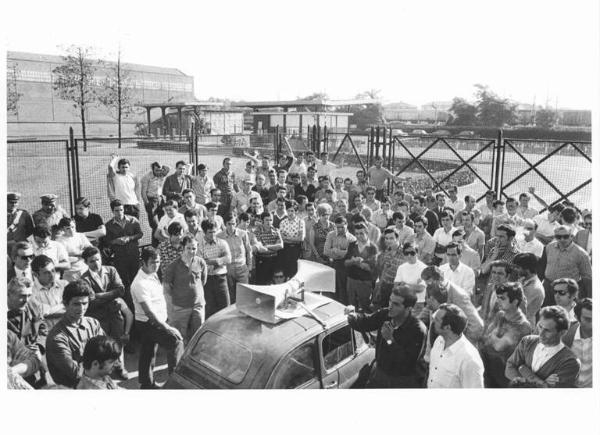 Sciopero dei lavoratori della Autobianchi contro le sospensioni - Comizio davanti all'ingresso della fabbrica - Lavoratori - Auto con altoparlante