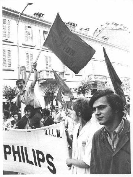 Sciopero dei lavoratori della Philips - Corteo - Operaie con grembiule da lavoro - Cartelli - Striscione - Bandiere Fim, Fiom, Uilm