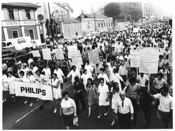 Sciopero dei lavoratori della Philips - Corteo - Operaie con grembiule da lavoro - Cartelli - Striscione