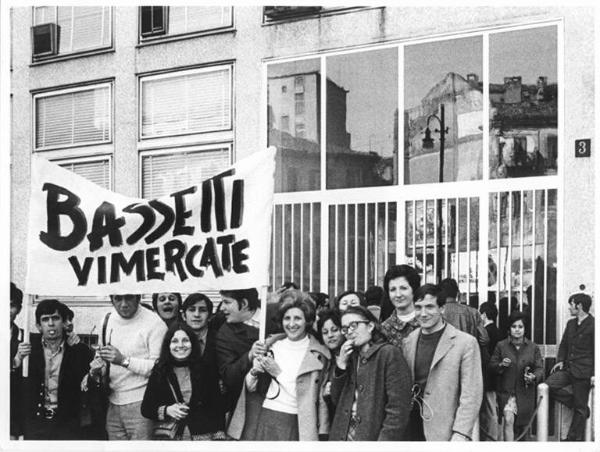 Sciopero dei lavoratori tessili - Delegazione dei lavoratori della Bassetti davanti all'Associazione industriale tessili - Striscione