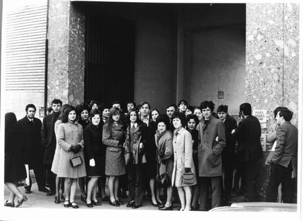 Sciopero dei lavoratori della Brion Vega - Presidio davanti all'ingresso della fabbrica - Ritratto di gruppo - Cartello di sciopero